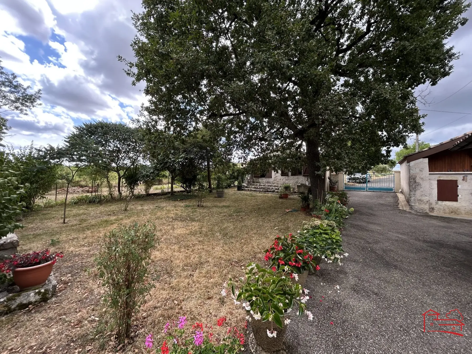 Maison individuelle avec jardin, dépendances et garage à Saint-Robert 47340 