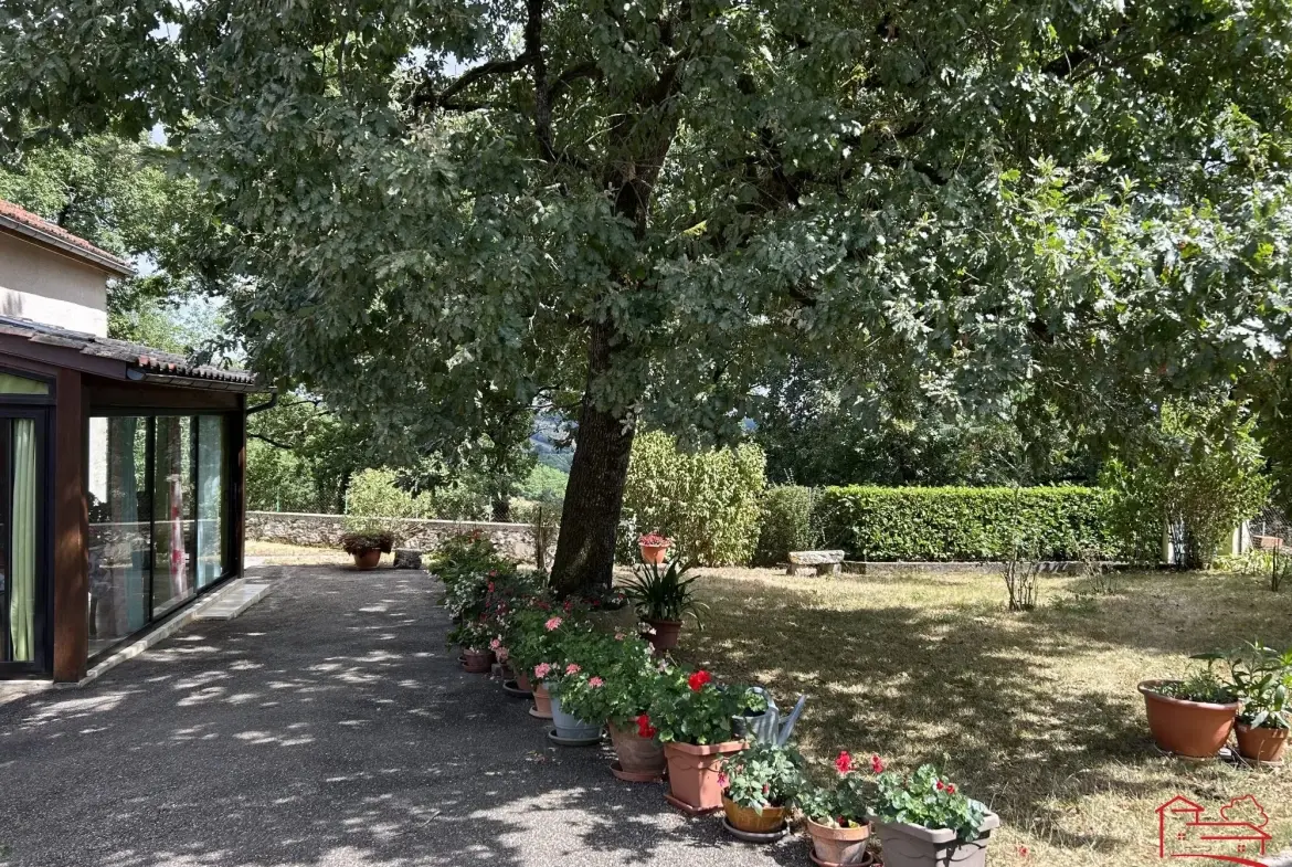 Maison individuelle avec jardin, dépendances et garage à Saint-Robert 47340 