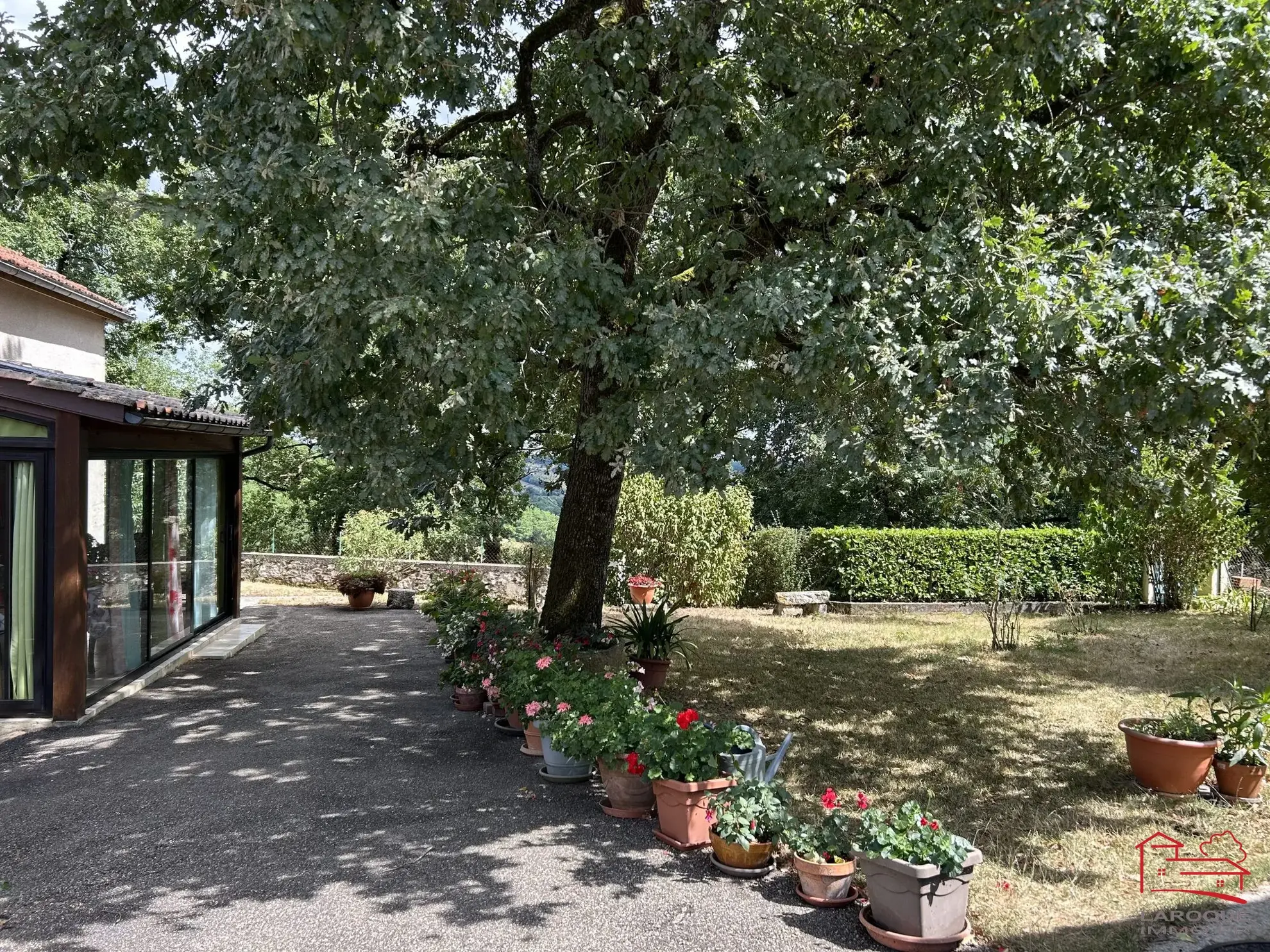 Maison individuelle avec jardin, dépendances et garage à Saint-Robert 47340 