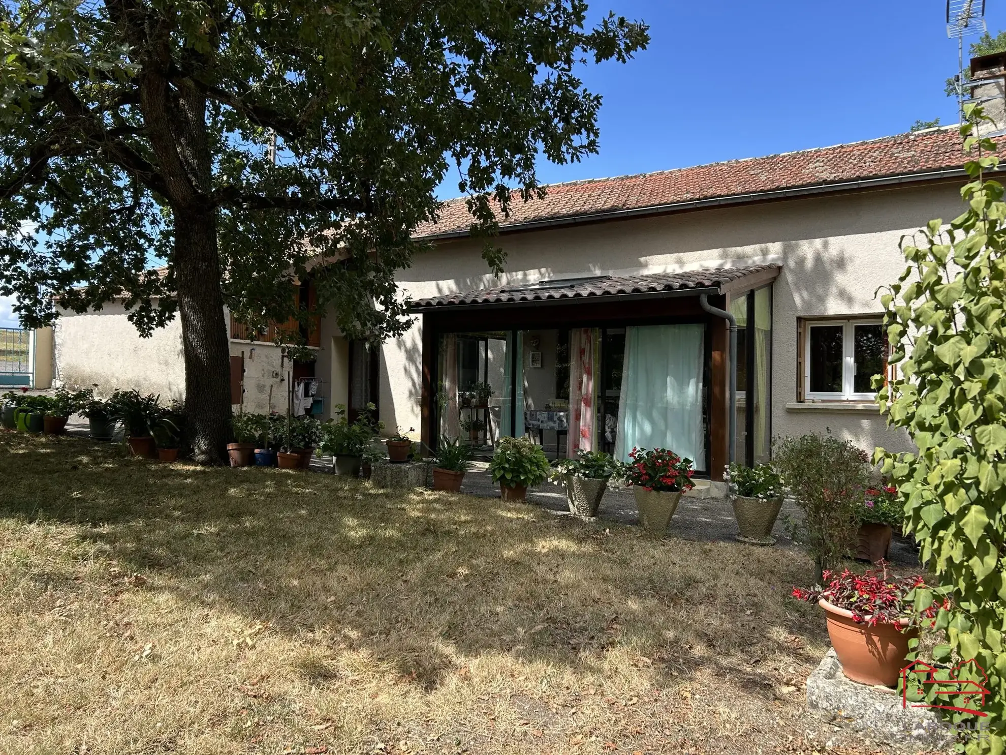 Maison individuelle avec jardin, dépendances et garage à Saint-Robert 47340 