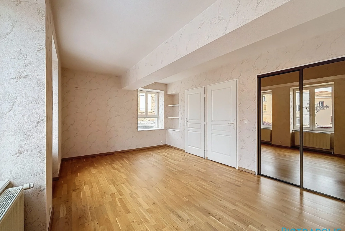 Spacieuse maison de village avec jardin à Coutouvre, proche Roanne 