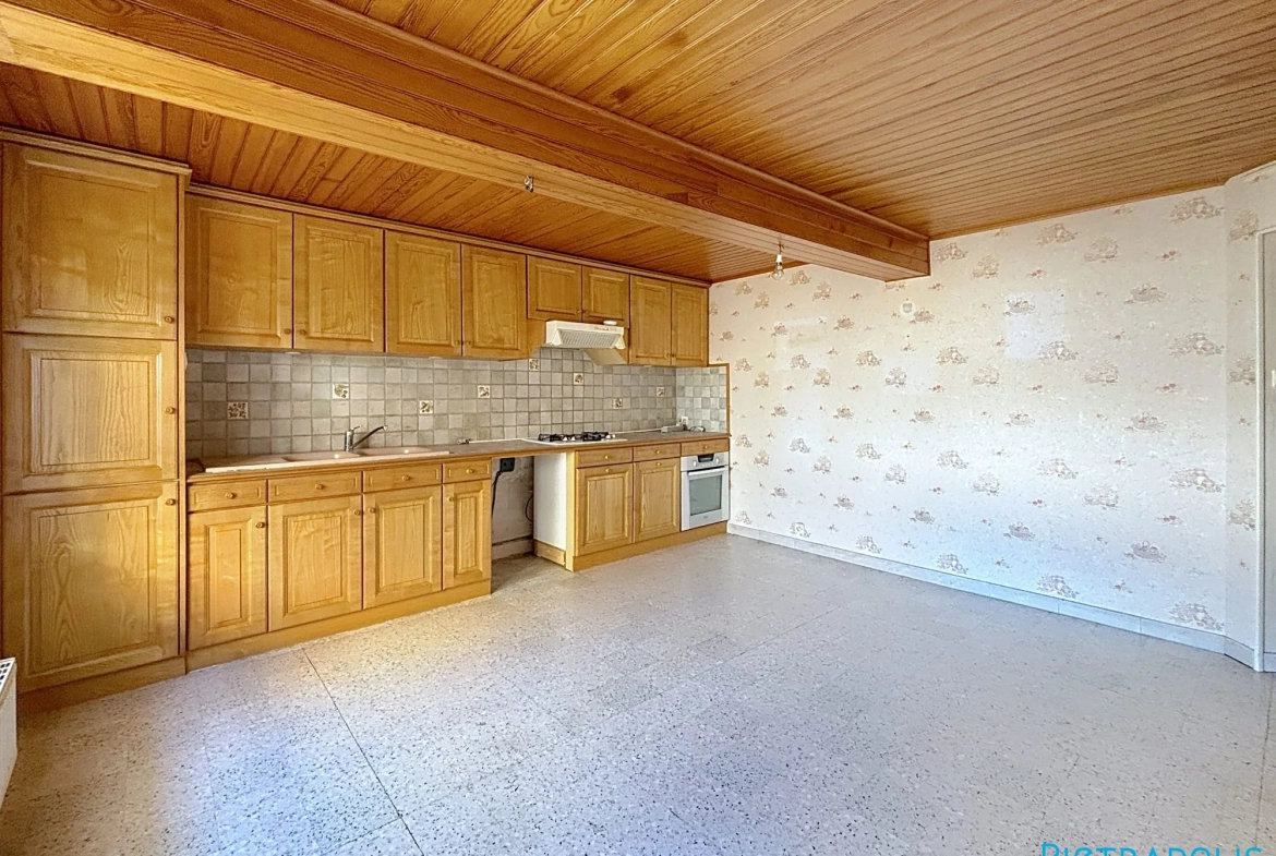 Spacieuse maison de village avec jardin à Coutouvre, proche Roanne 