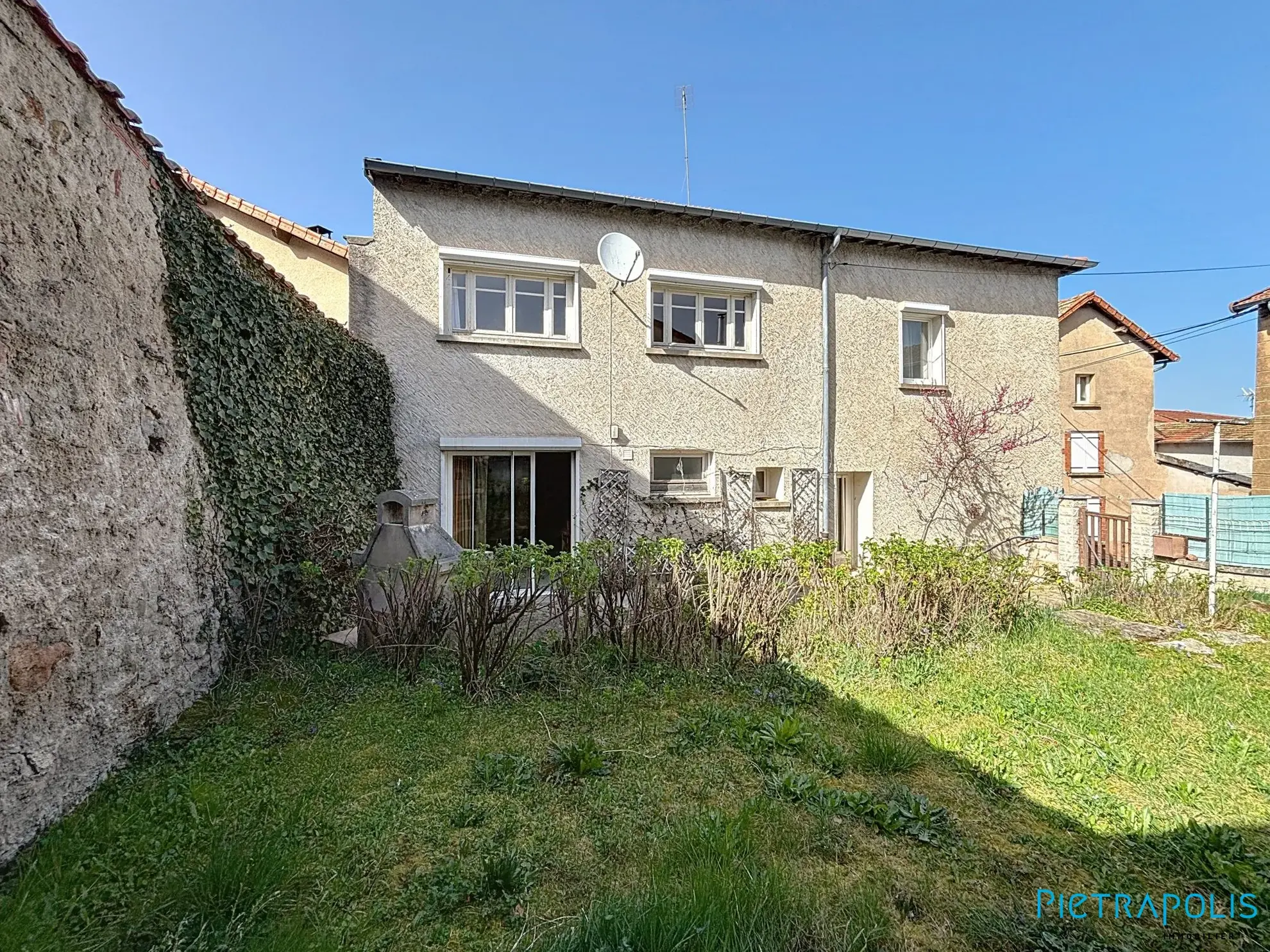 Spacieuse maison de village avec jardin à Coutouvre, proche Roanne 
