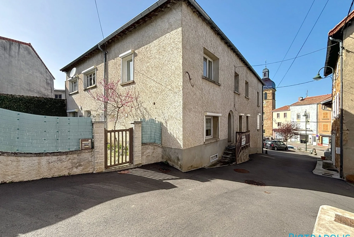 Spacieuse maison de village avec jardin à Coutouvre, proche Roanne 