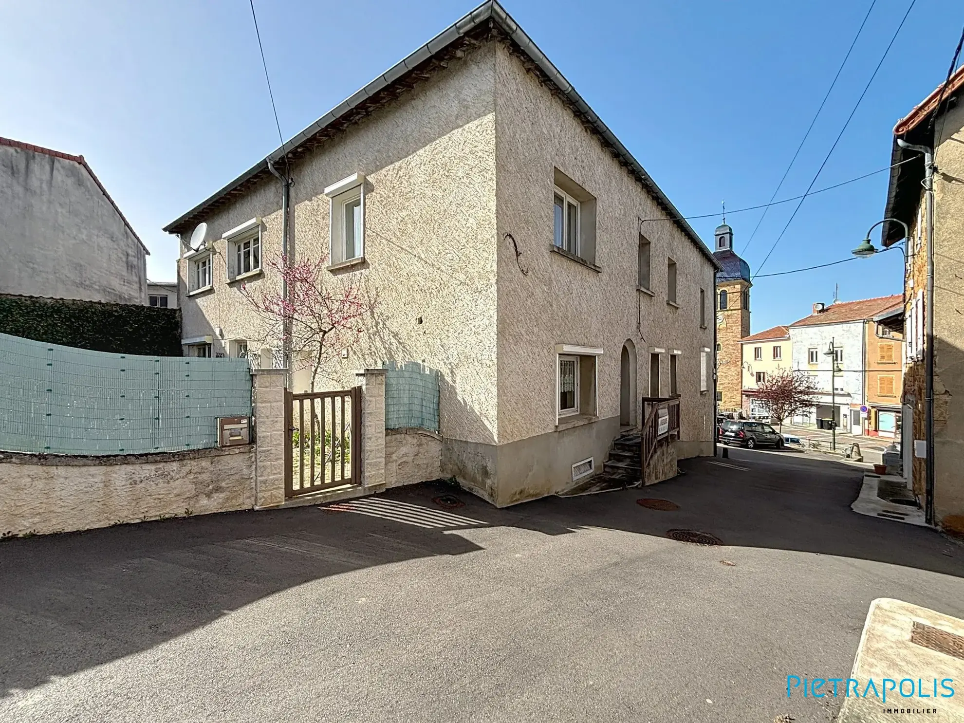 Spacieuse maison de village avec jardin à Coutouvre, proche Roanne 