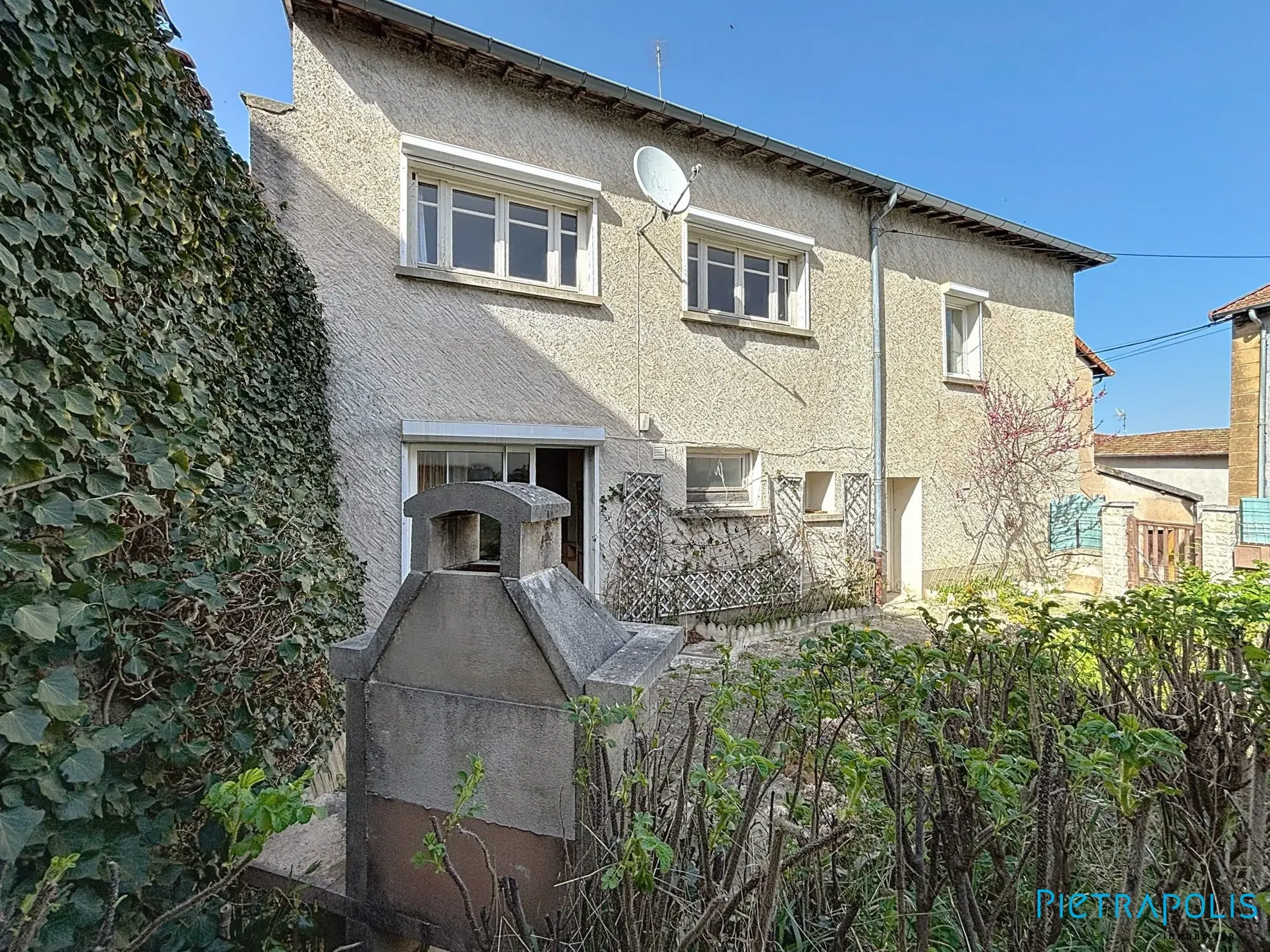 Spacieuse maison de village avec jardin à Coutouvre, proche Roanne 
