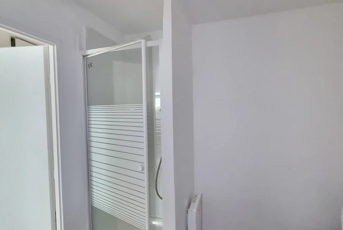 À vendre grand studio de 35 m² avec balcon à Trappes, proche de l'étang 
