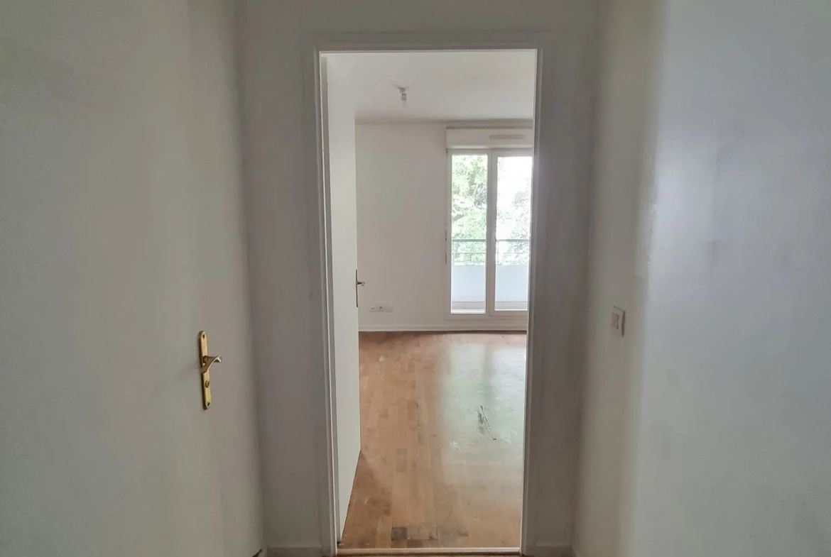 À vendre grand studio de 35 m² avec balcon à Trappes, proche de l'étang 