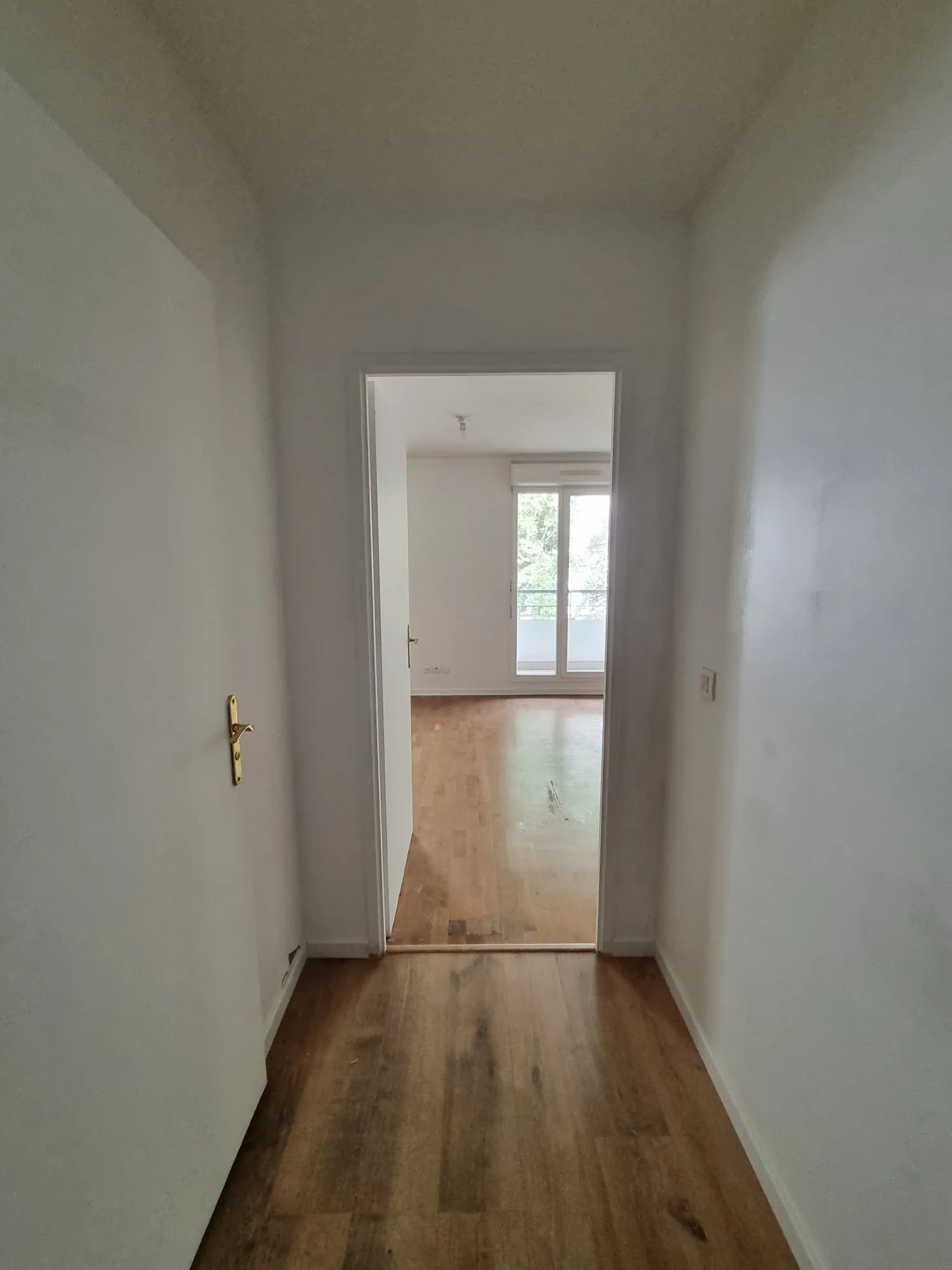 À vendre grand studio de 35 m² avec balcon à Trappes, proche de l'étang 