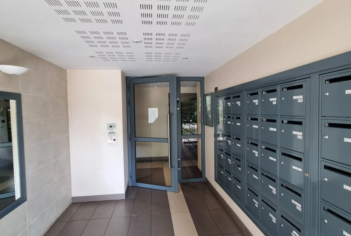 À vendre grand studio de 35 m² avec balcon à Trappes, proche de l'étang 