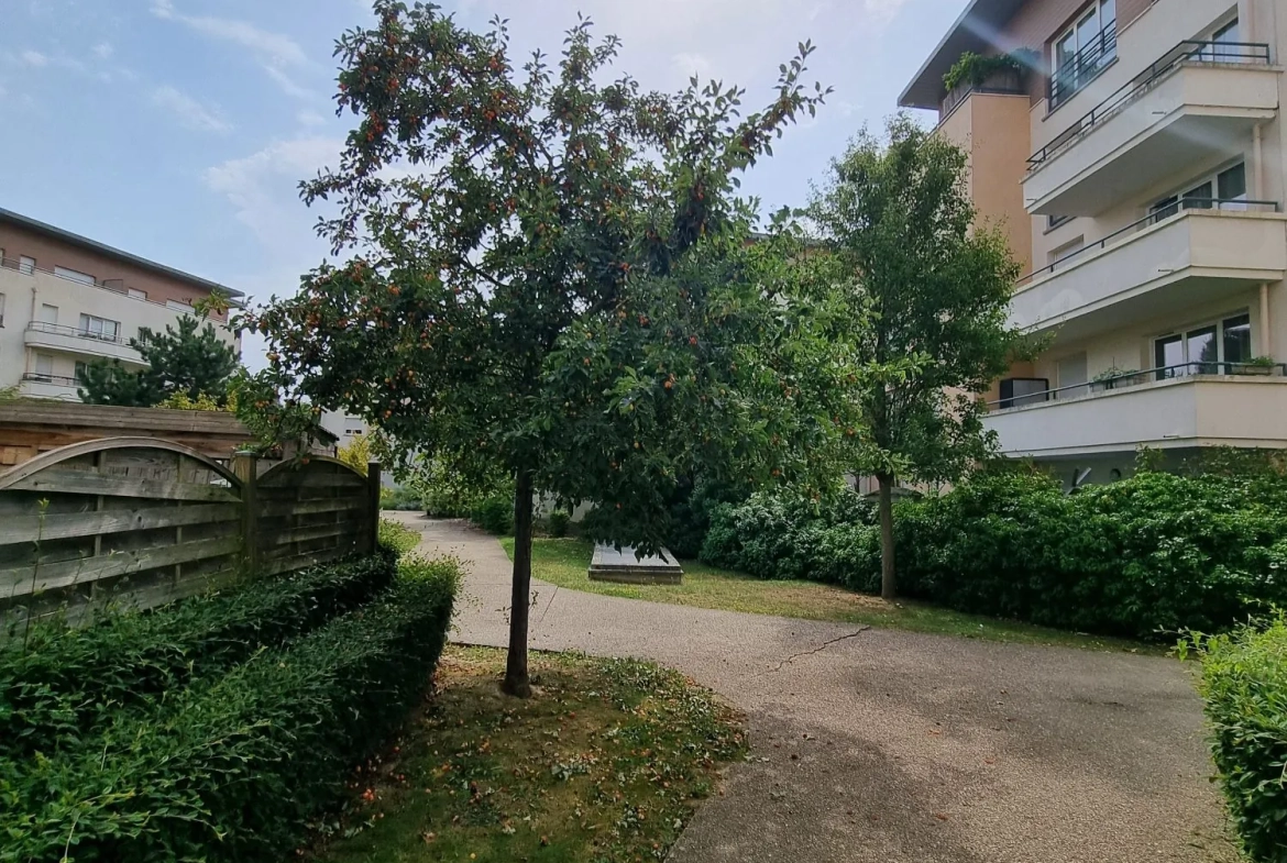 À vendre grand studio de 35 m² avec balcon à Trappes, proche de l'étang 