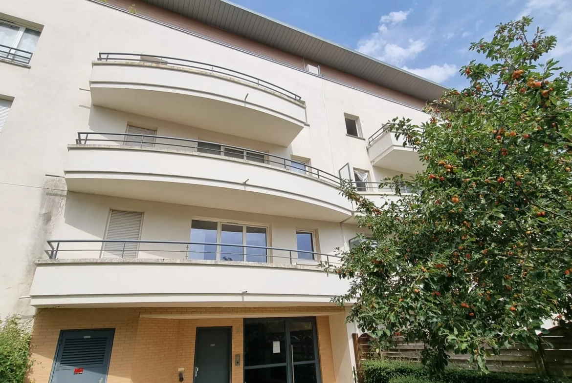 À vendre grand studio de 35 m² avec balcon à Trappes, proche de l'étang 