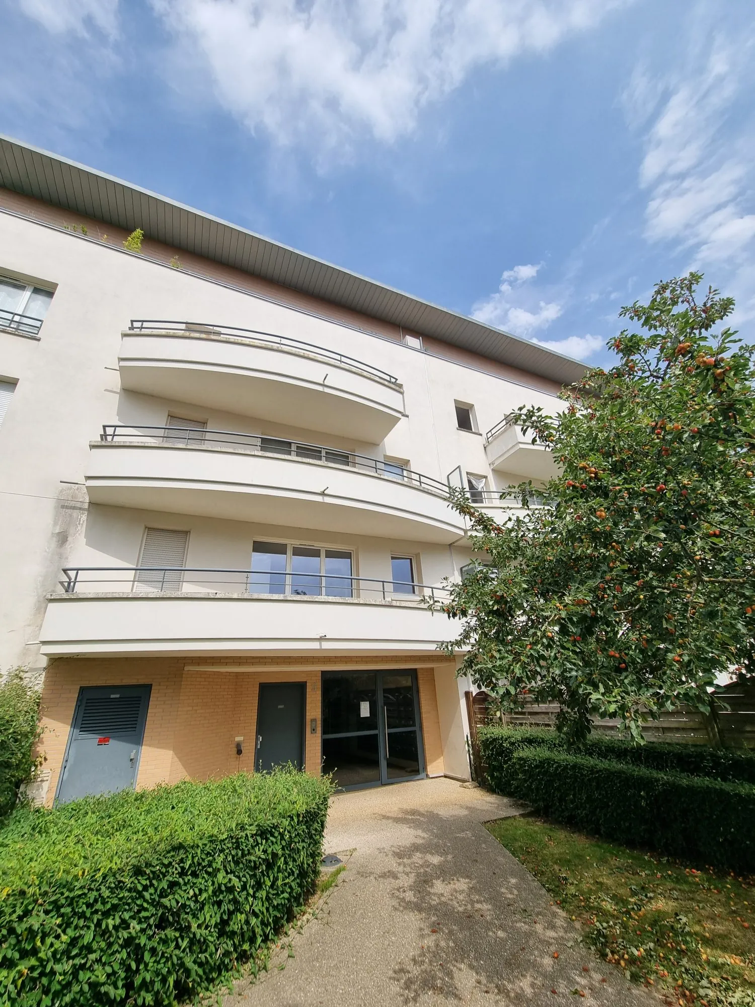 À vendre grand studio de 35 m² avec balcon à Trappes, proche de l'étang 