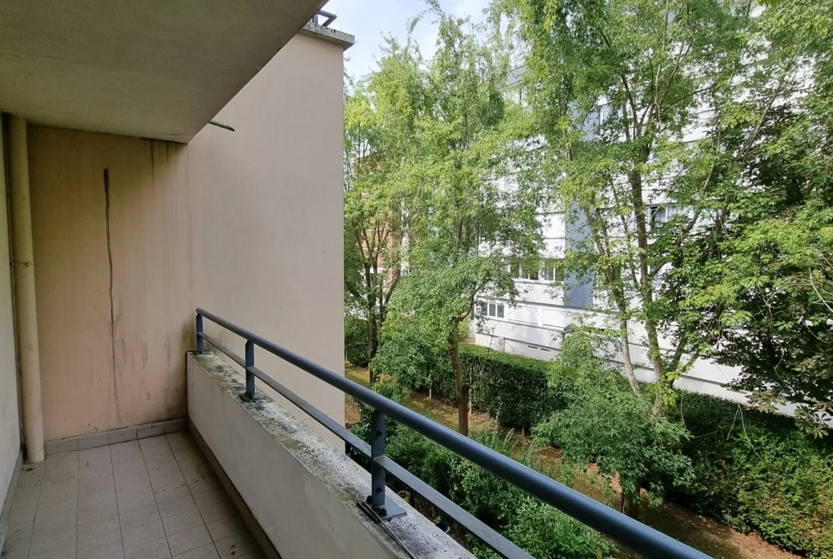 À vendre grand studio de 35 m² avec balcon à Trappes, proche de l'étang 