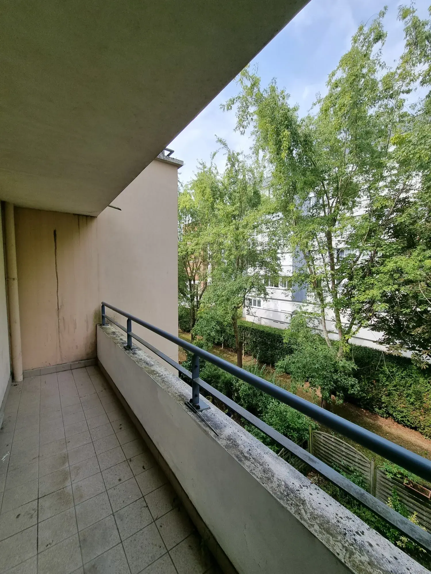 À vendre grand studio de 35 m² avec balcon à Trappes, proche de l'étang 