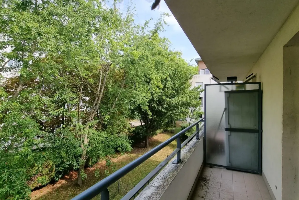 À vendre grand studio de 35 m² avec balcon à Trappes, proche de l'étang 