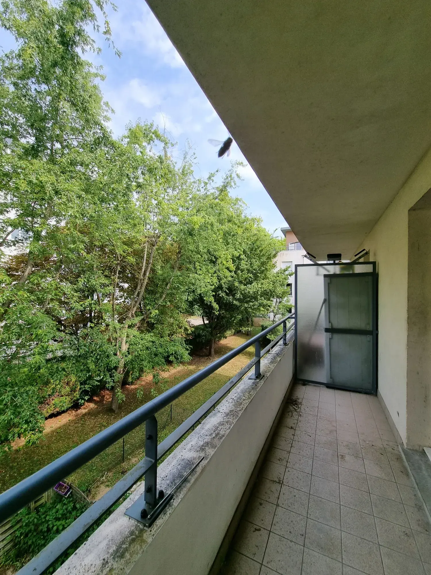 À vendre grand studio de 35 m² avec balcon à Trappes, proche de l'étang 