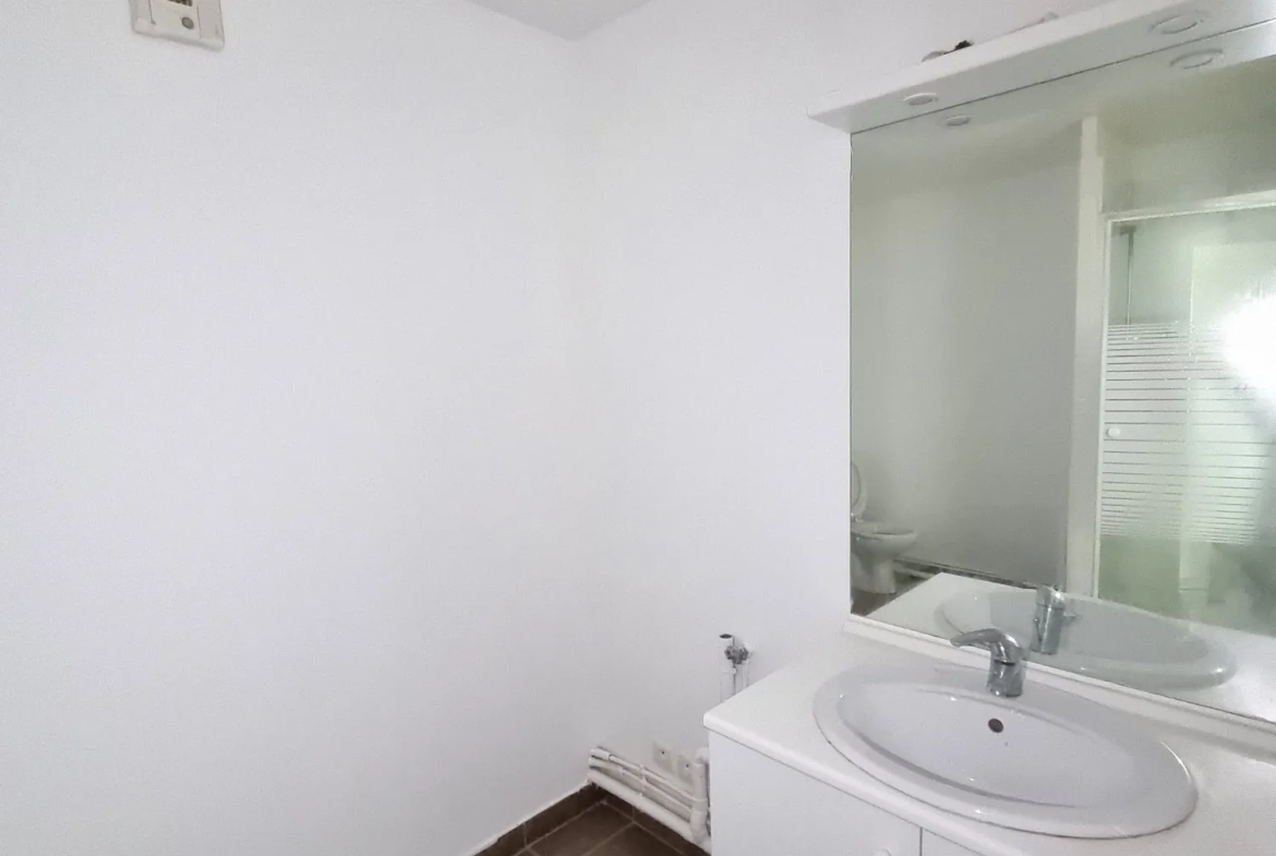 À vendre grand studio de 35 m² avec balcon à Trappes, proche de l'étang 