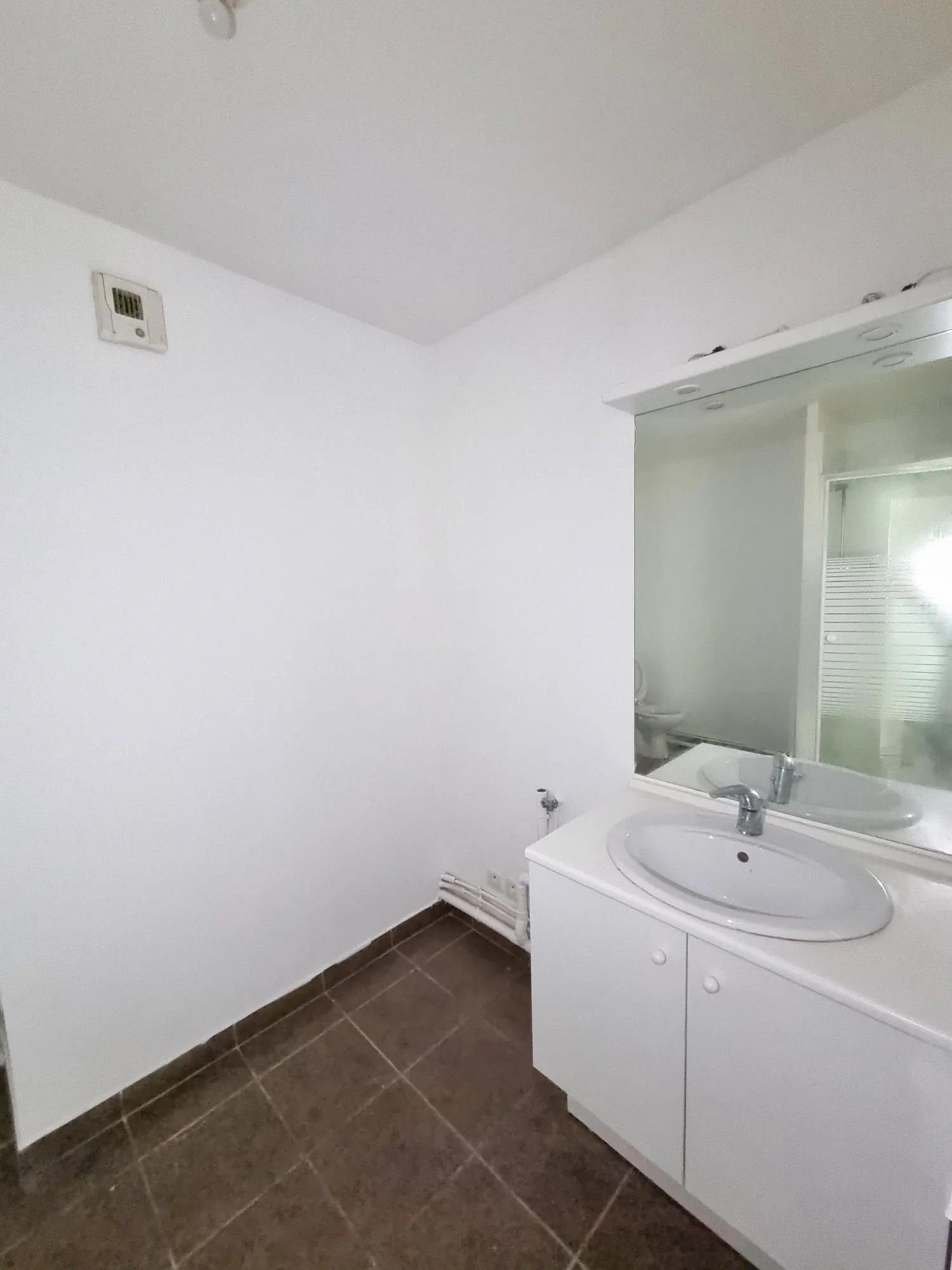 À vendre grand studio de 35 m² avec balcon à Trappes, proche de l'étang 