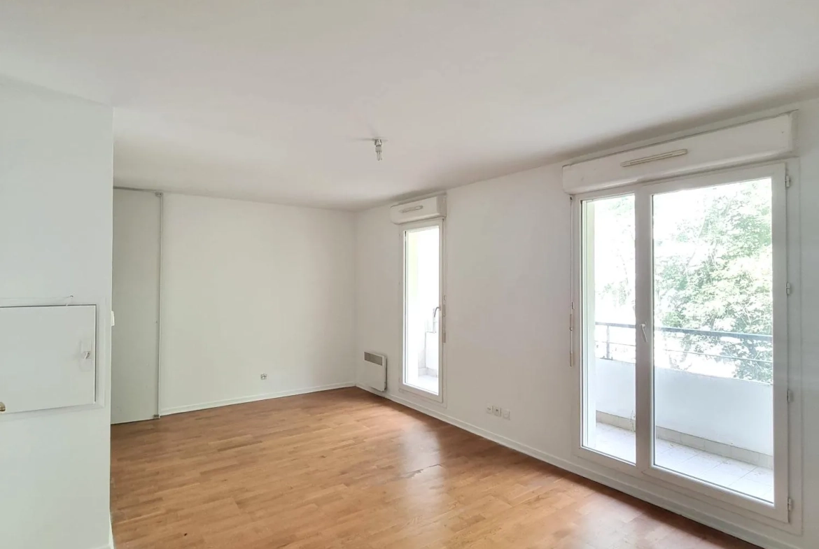 À vendre grand studio de 35 m² avec balcon à Trappes, proche de l'étang 
