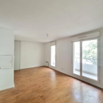 À vendre grand studio de 35 m² avec balcon à Trappes, proche de l'étang