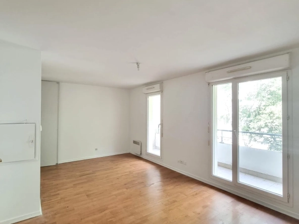 À vendre grand studio de 35 m² avec balcon à Trappes, proche de l'étang