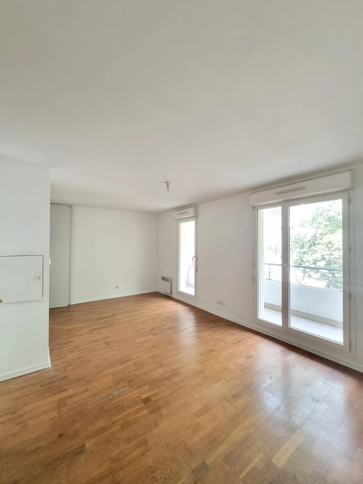 À vendre grand studio de 35 m² avec balcon à Trappes, proche de l'étang 