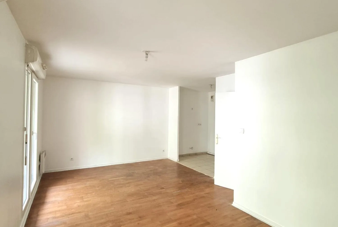À vendre grand studio de 35 m² avec balcon à Trappes, proche de l'étang 
