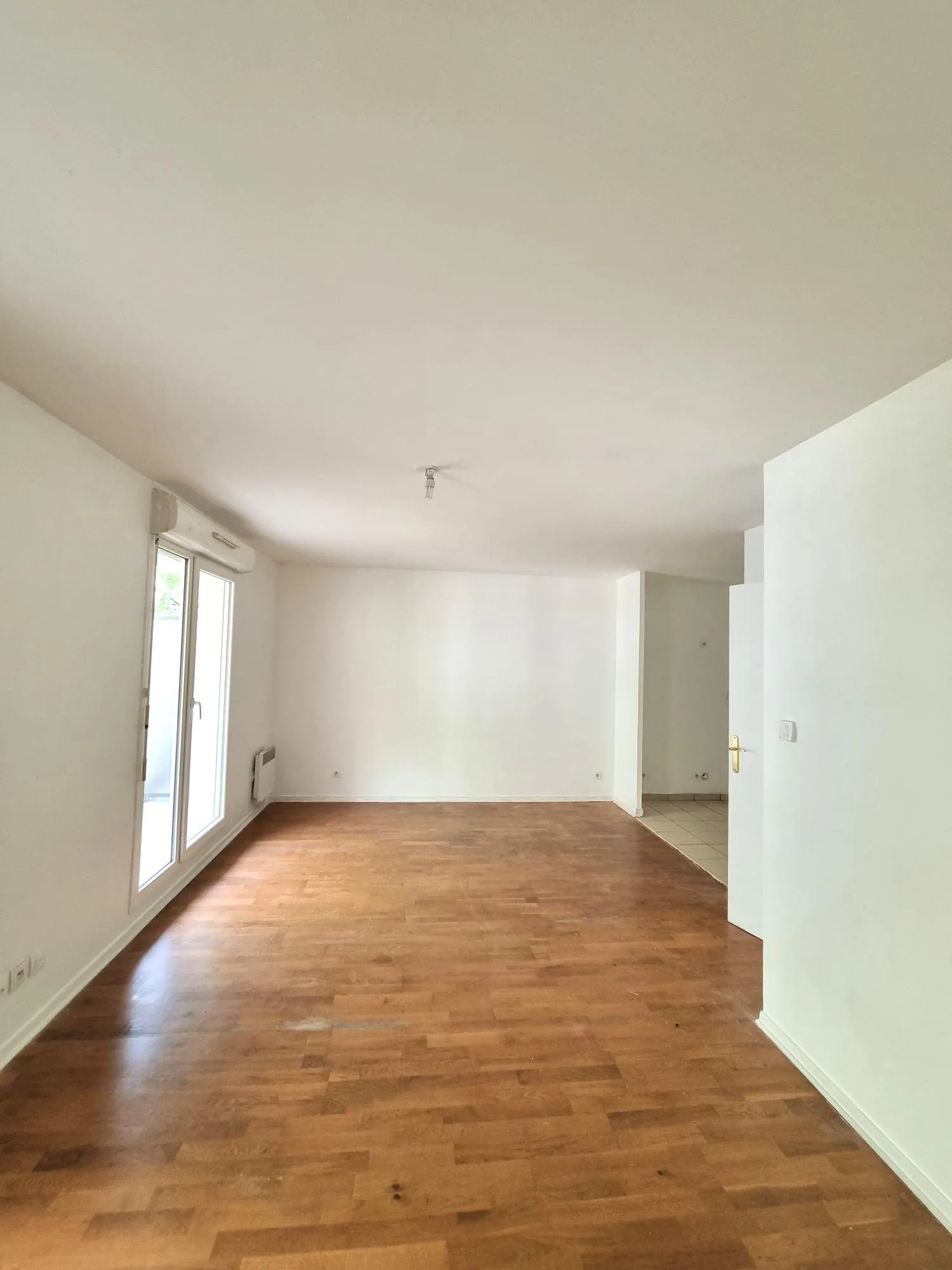 À vendre grand studio de 35 m² avec balcon à Trappes, proche de l'étang 