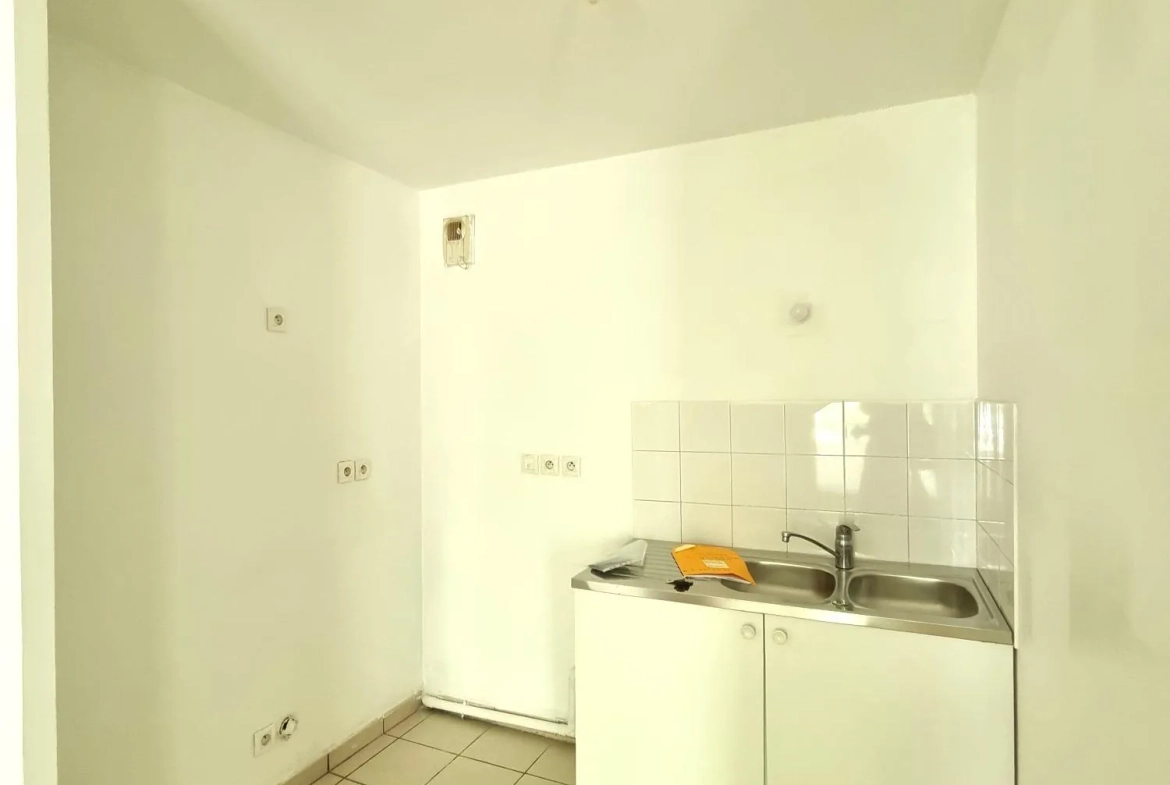 À vendre grand studio de 35 m² avec balcon à Trappes, proche de l'étang 