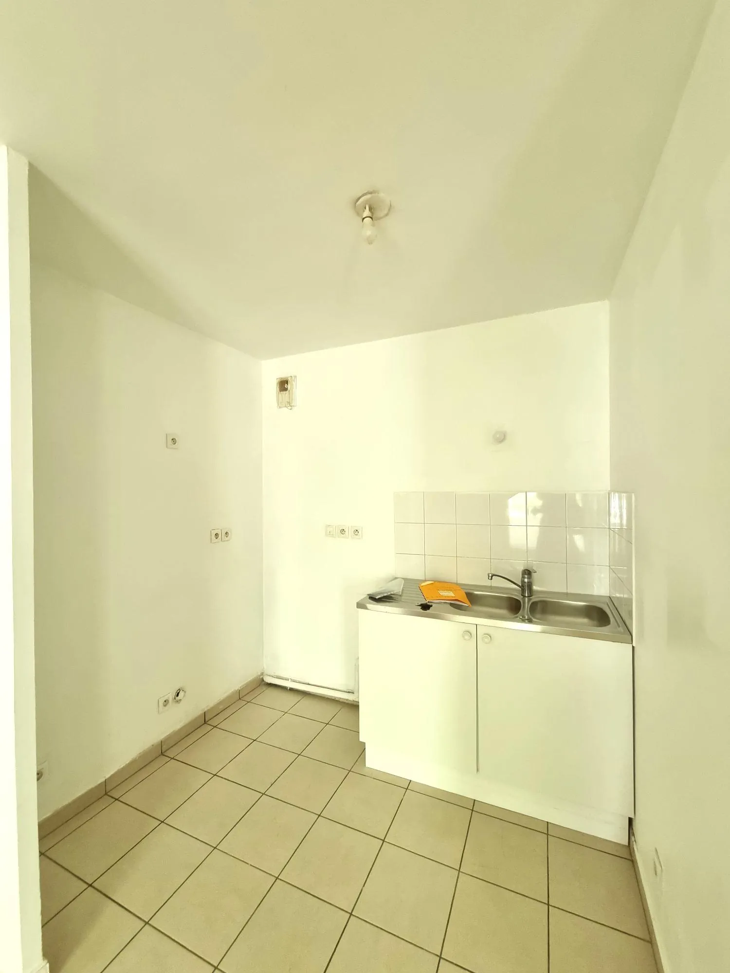 À vendre grand studio de 35 m² avec balcon à Trappes, proche de l'étang 