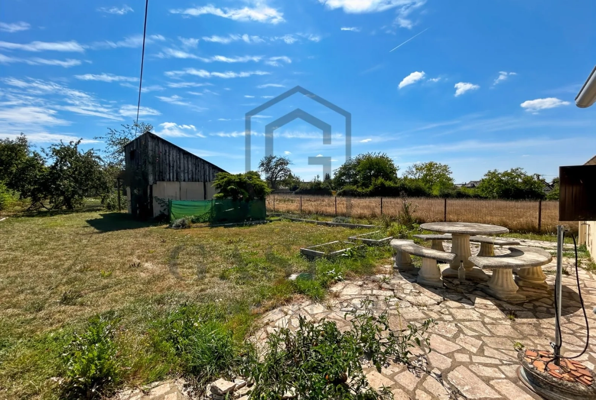 Maison à rénover avec grand jardin de 3 846 m² à Conches-en-Ouche 