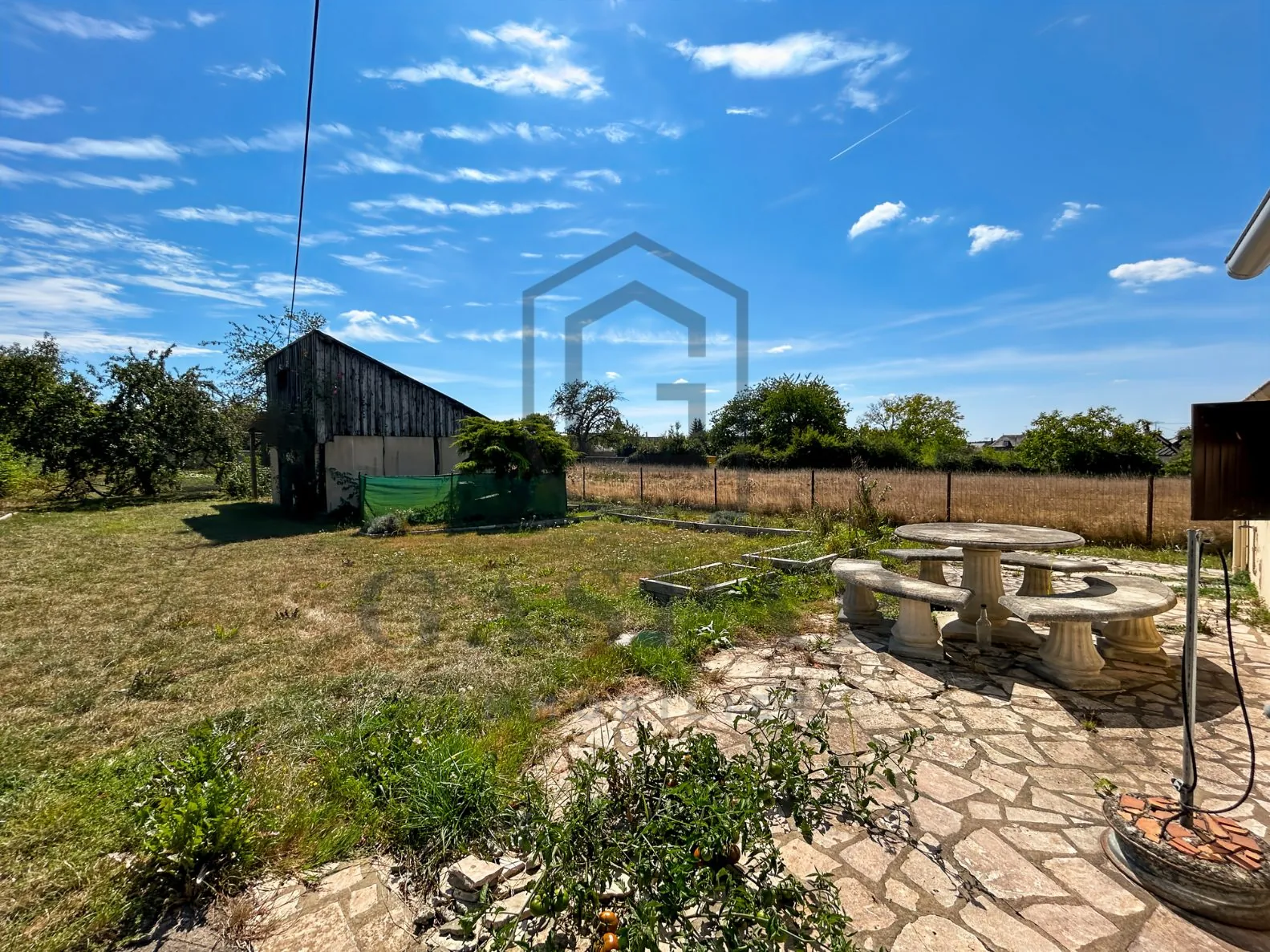 Maison à rénover avec grand jardin de 3 846 m² à Conches-en-Ouche 