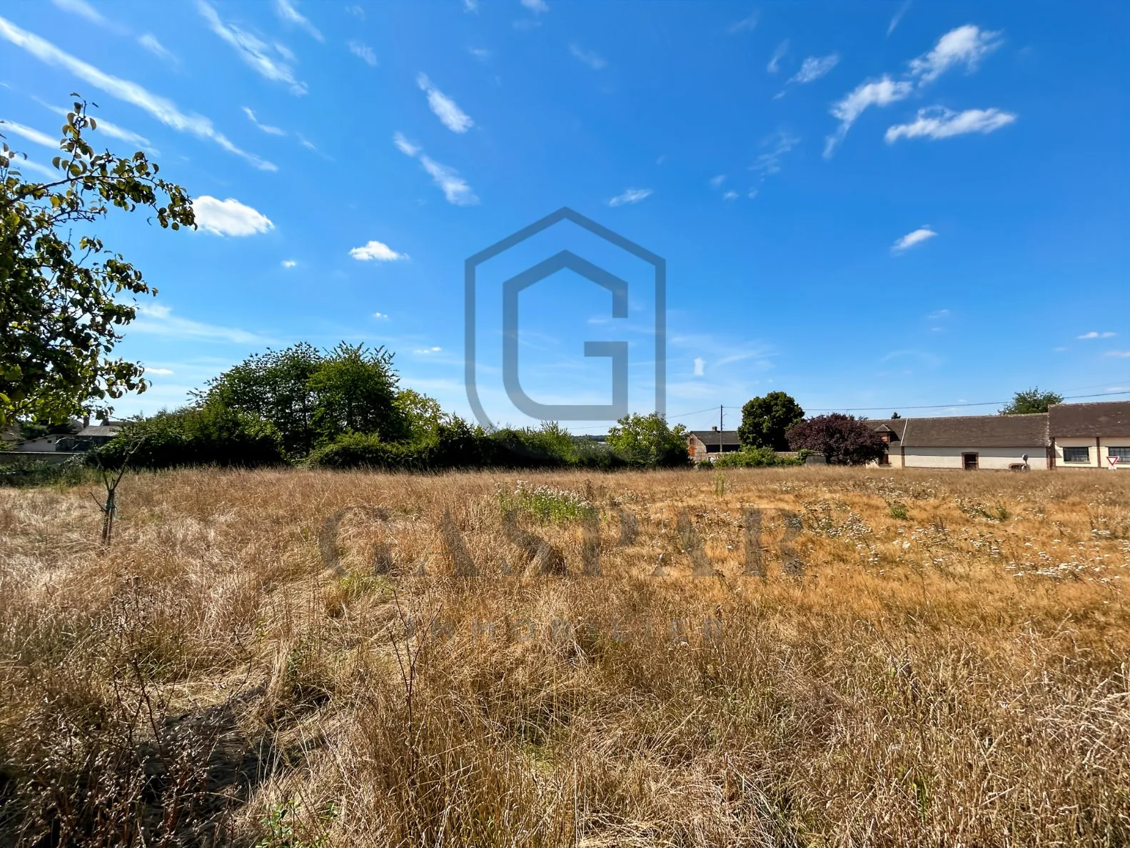 Maison à rénover avec grand jardin de 3 846 m² à Conches-en-Ouche 