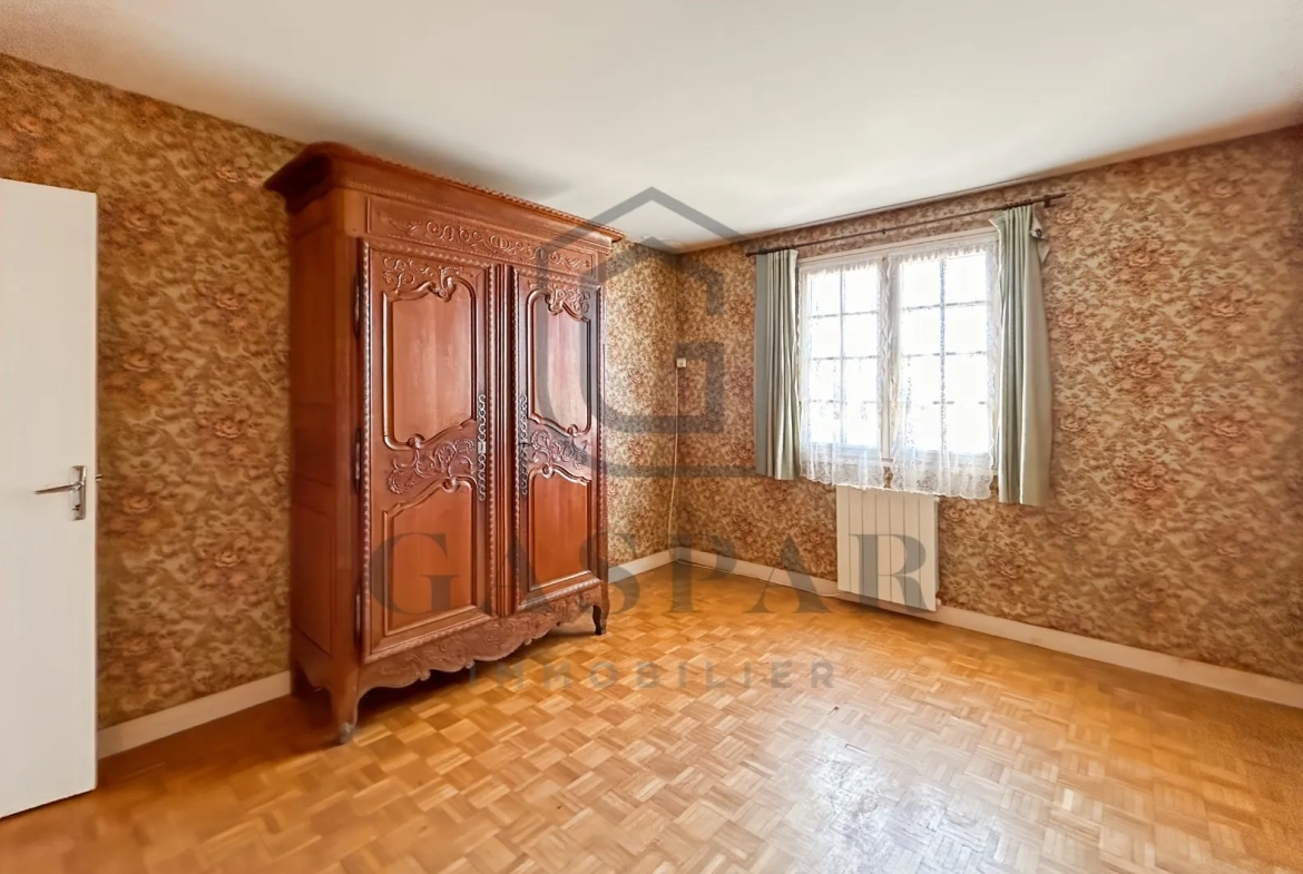 Maison à rénover avec grand jardin de 3 846 m² à Conches-en-Ouche 