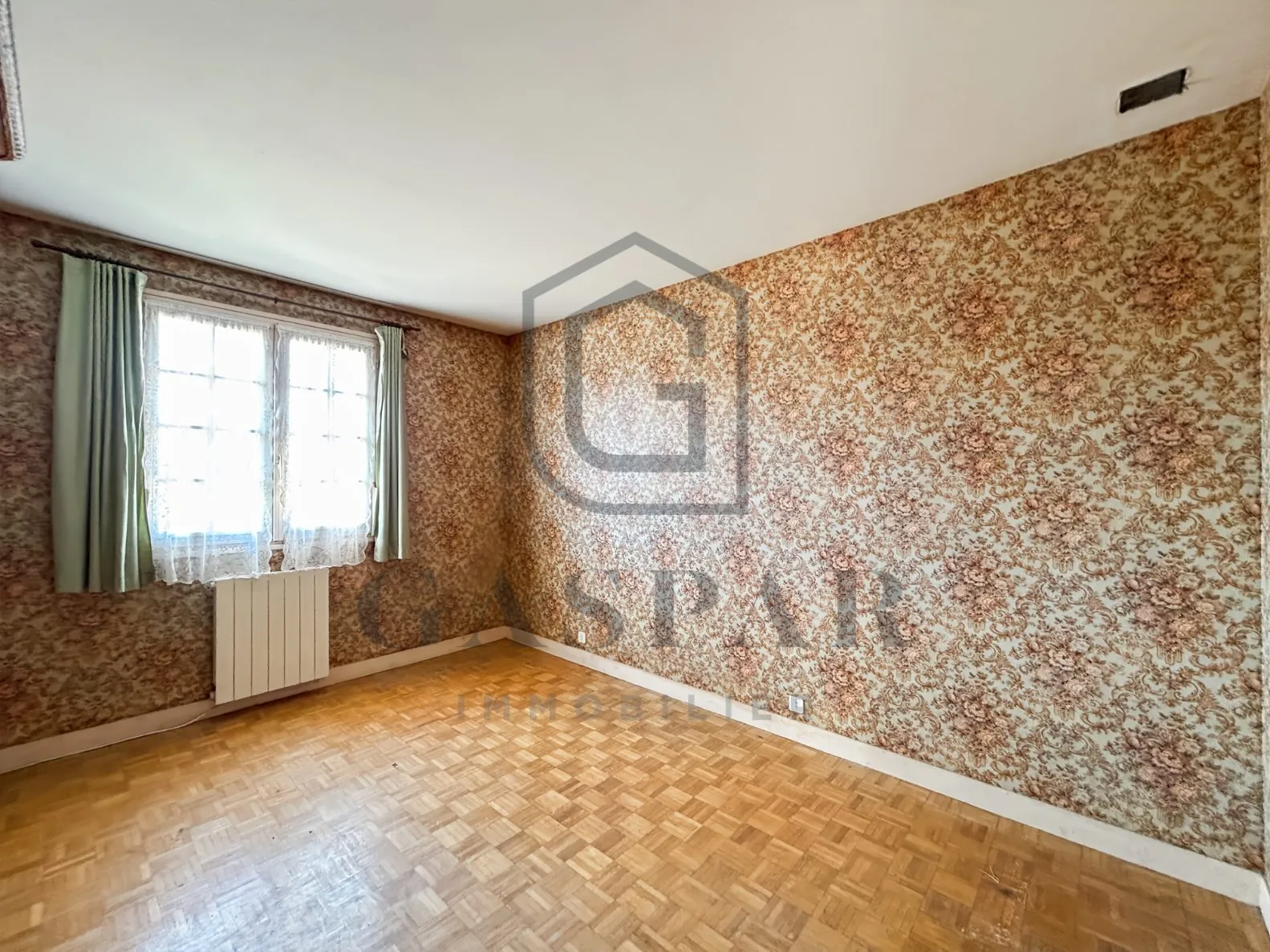 Maison à rénover avec grand jardin de 3 846 m² à Conches-en-Ouche 