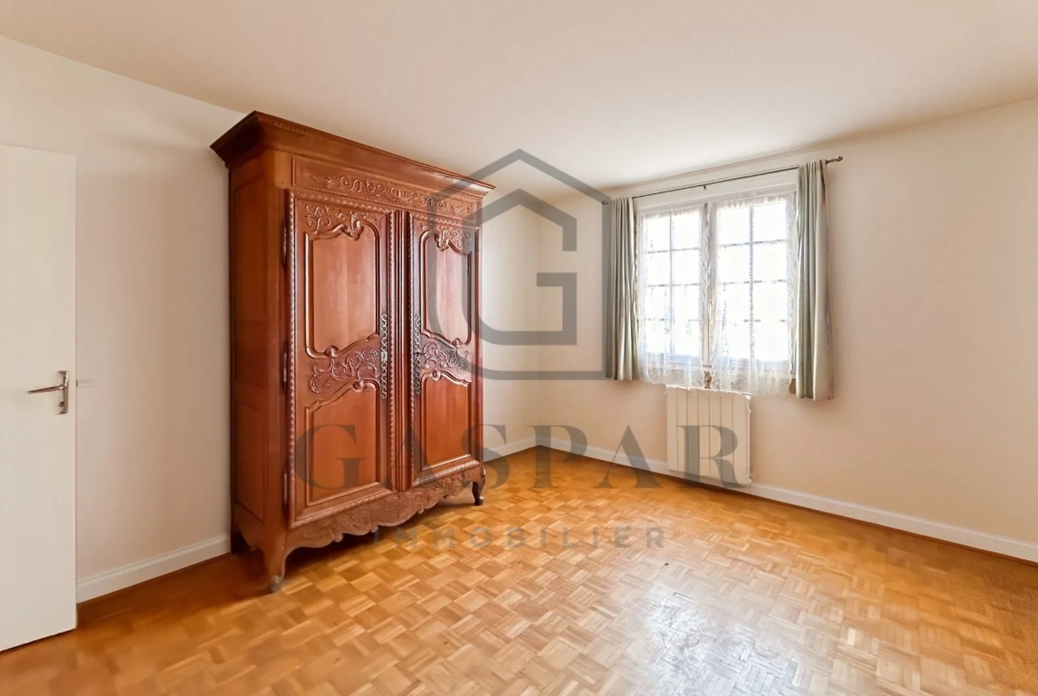 Maison à rénover avec grand jardin de 3 846 m² à Conches-en-Ouche 