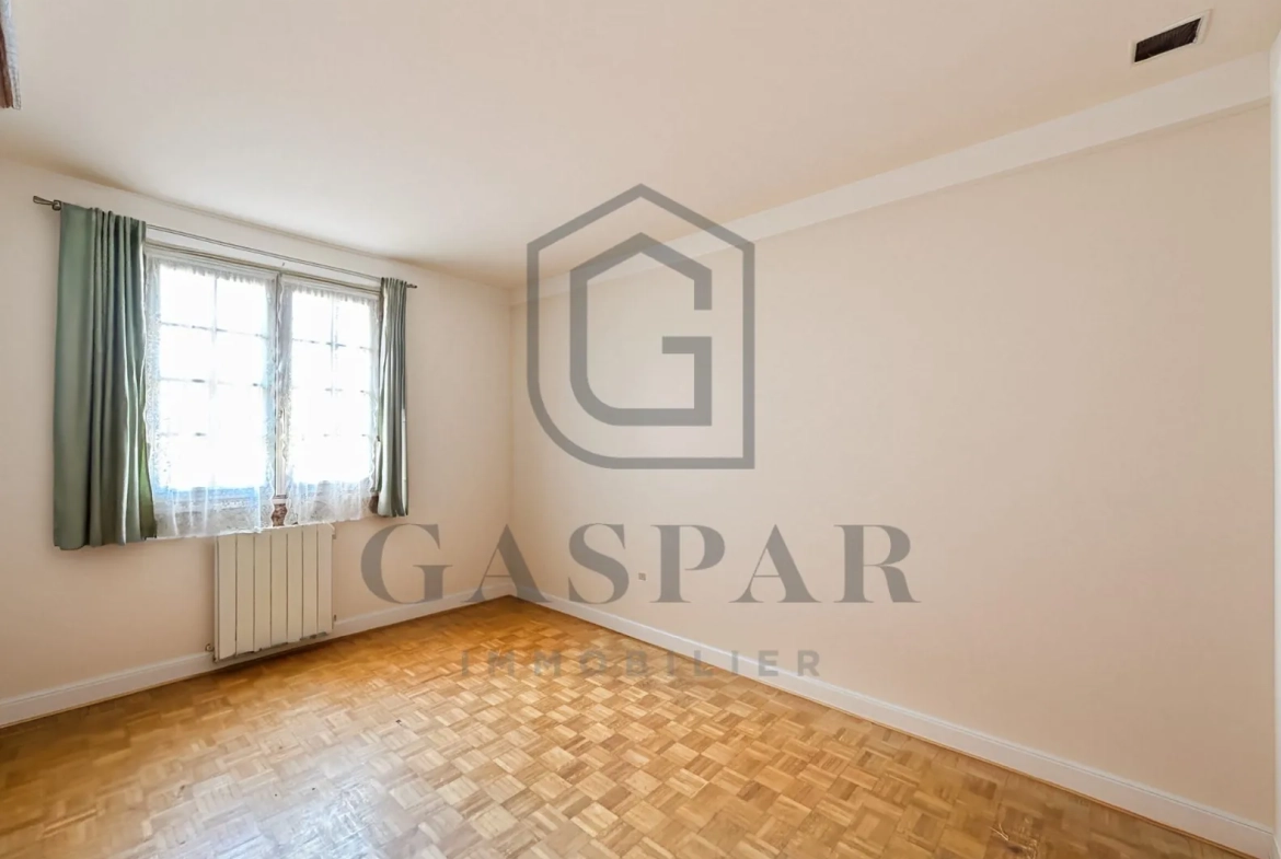 Maison à rénover avec grand jardin de 3 846 m² à Conches-en-Ouche 