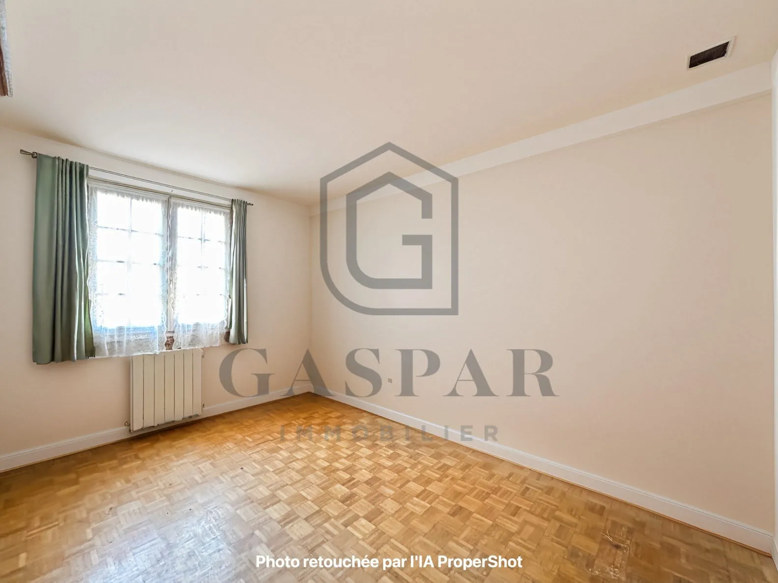 Maison à rénover avec grand jardin de 3 846 m² à Conches-en-Ouche 