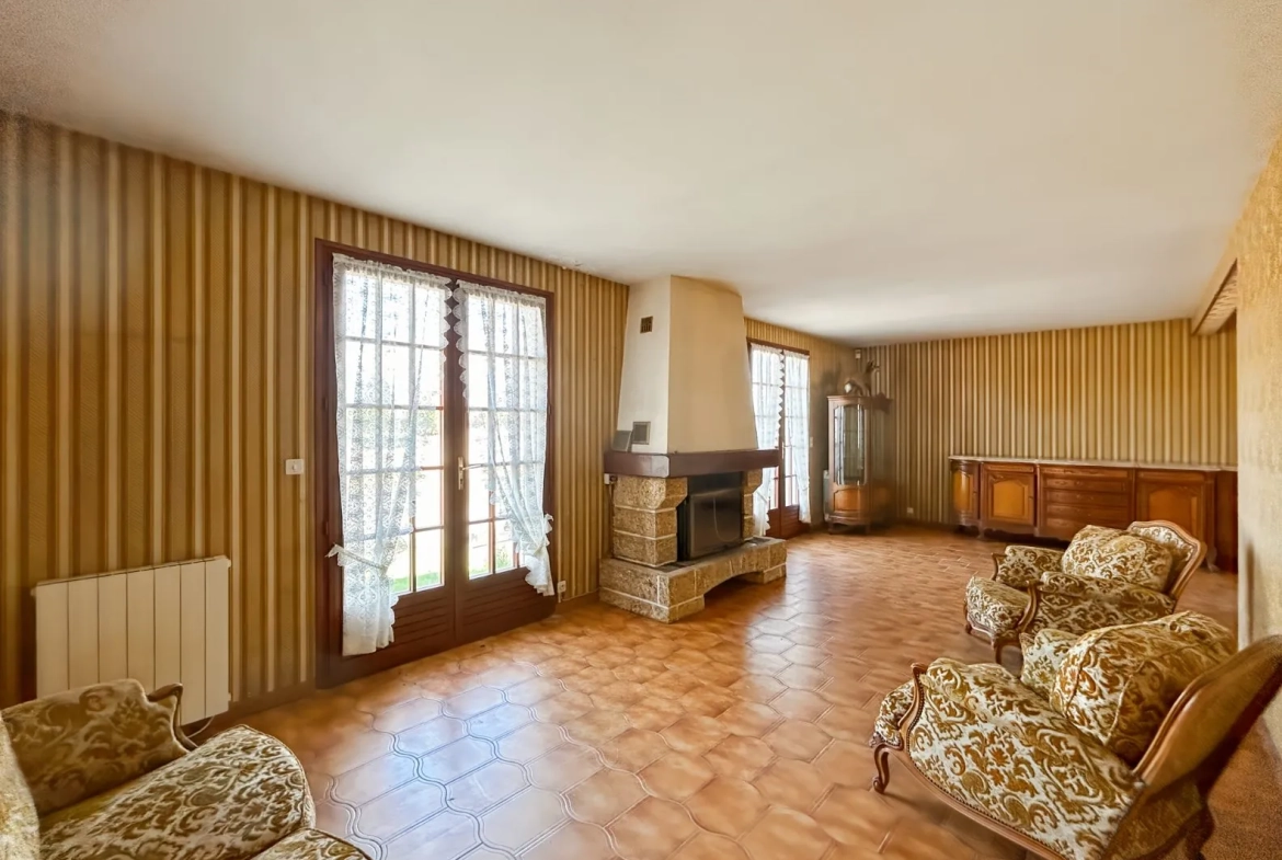 Maison à rénover avec grand jardin de 3 846 m² à Conches-en-Ouche 