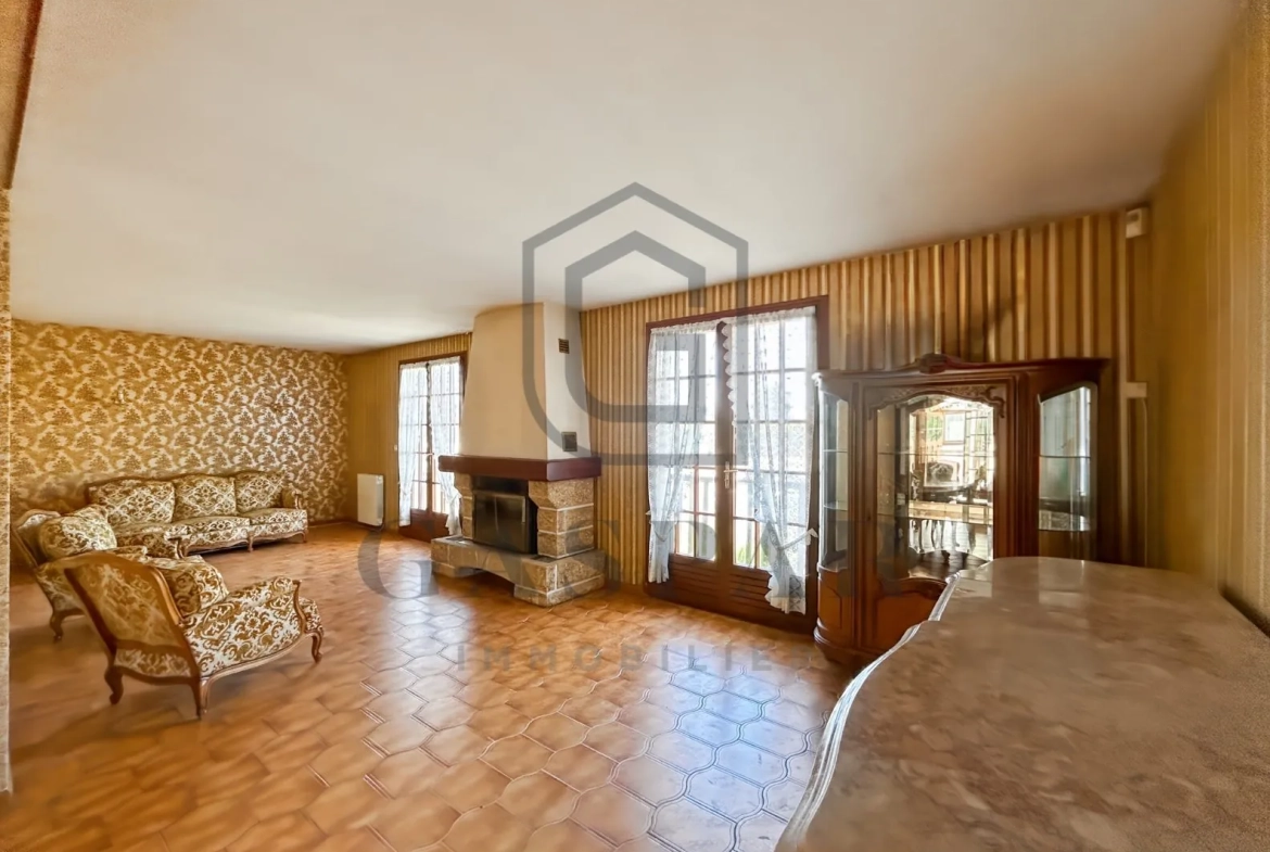 Maison à rénover avec grand jardin de 3 846 m² à Conches-en-Ouche 