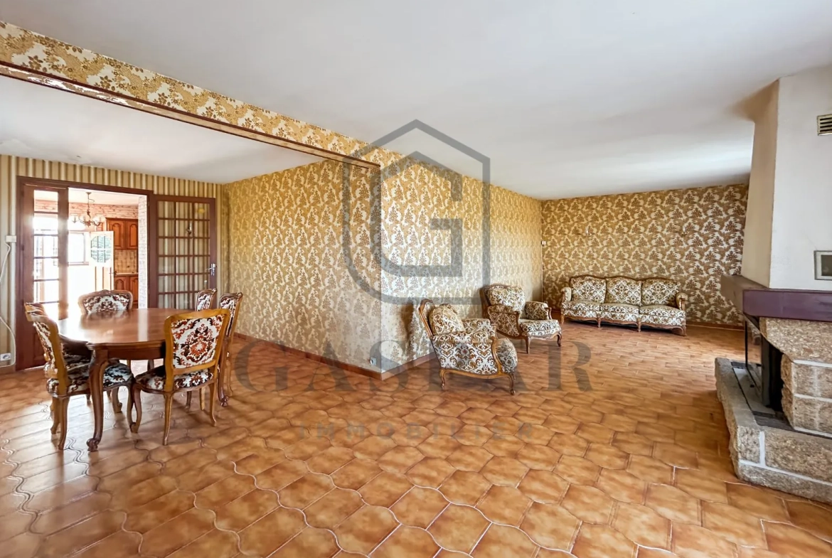 Maison à rénover avec grand jardin de 3 846 m² à Conches-en-Ouche 