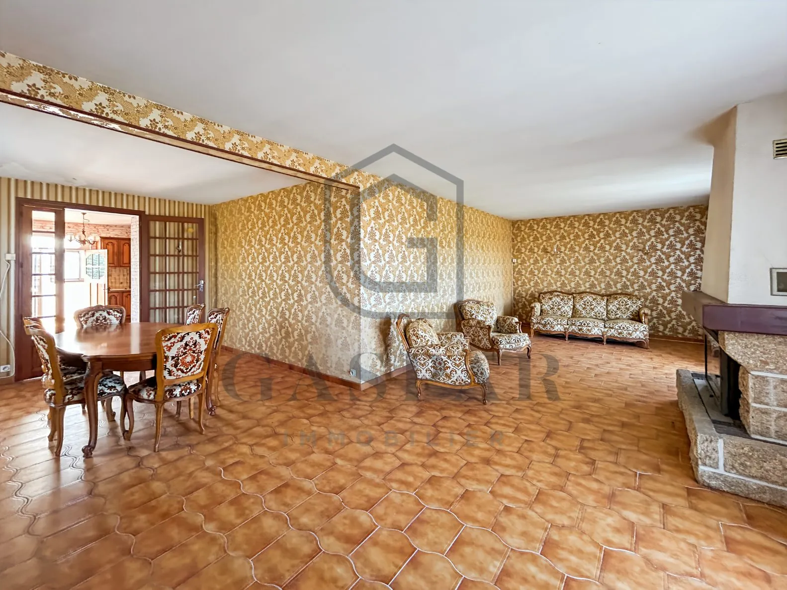 Maison à rénover avec grand jardin de 3 846 m² à Conches-en-Ouche 