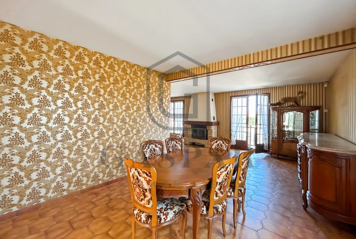 Maison à rénover avec grand jardin de 3 846 m² à Conches-en-Ouche 