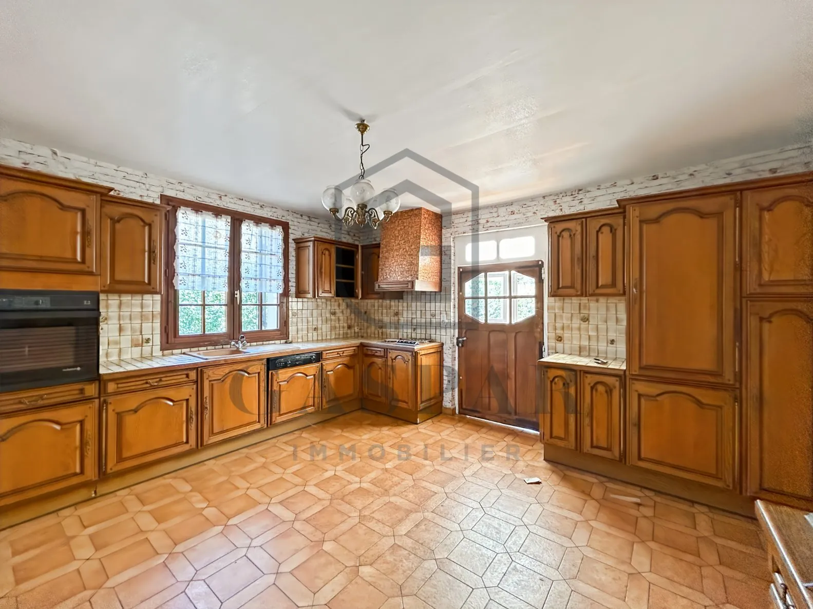 Maison à rénover avec grand jardin de 3 846 m² à Conches-en-Ouche 