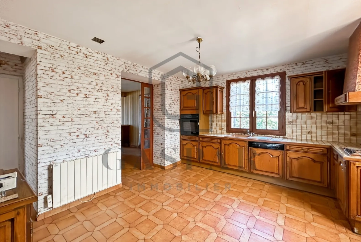 Maison à rénover avec grand jardin de 3 846 m² à Conches-en-Ouche 