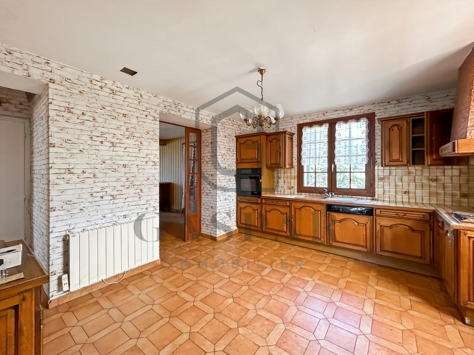 Maison à rénover avec grand jardin de 3 846 m² à Conches-en-Ouche 