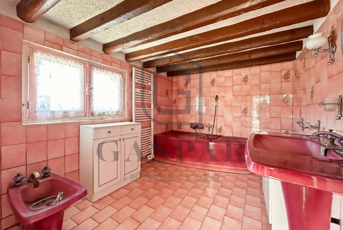 Maison à rénover avec grand jardin de 3 846 m² à Conches-en-Ouche 