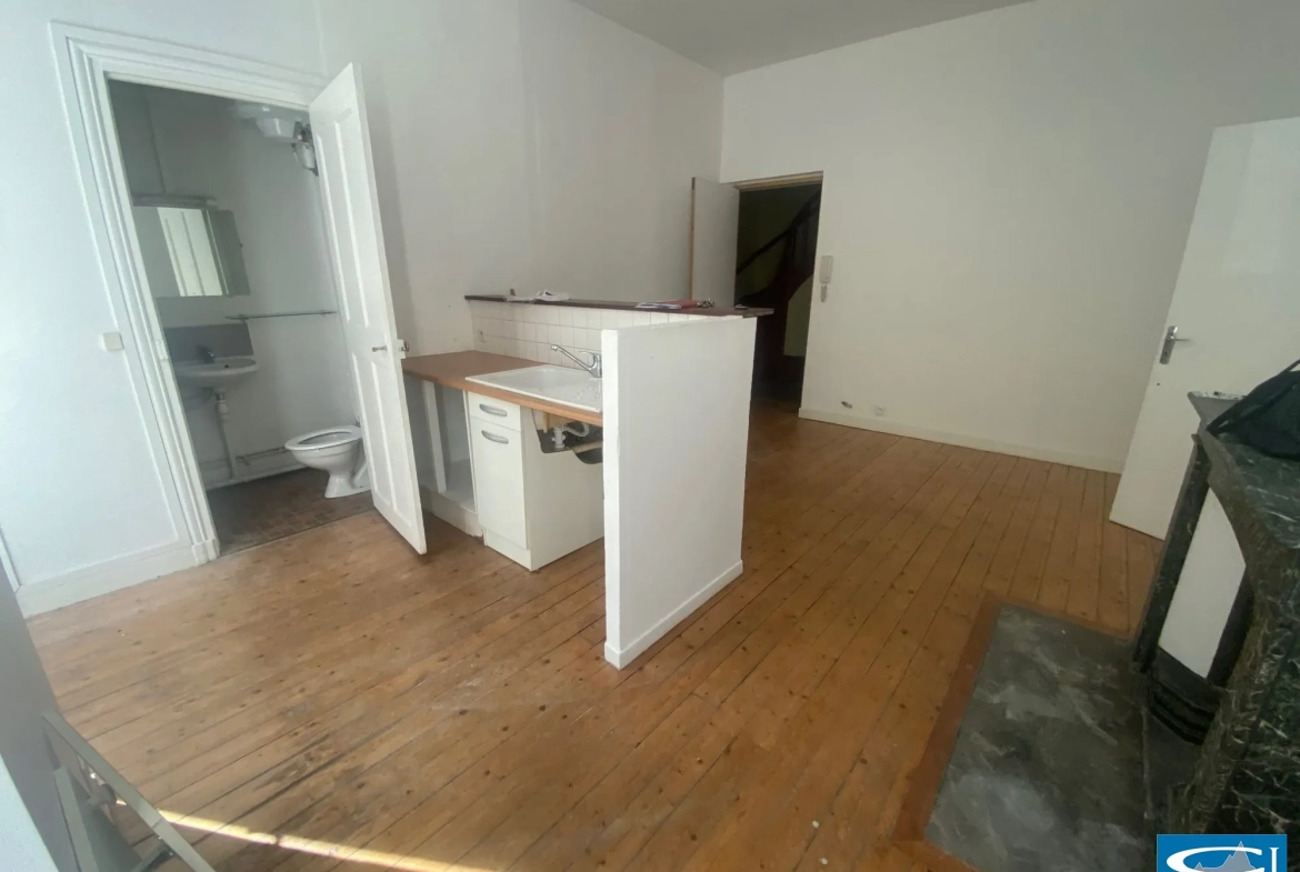 Appartement T1/2 avec balcon au 1er étage sur le quai Farconnet à Tournon-sur-Rhône 