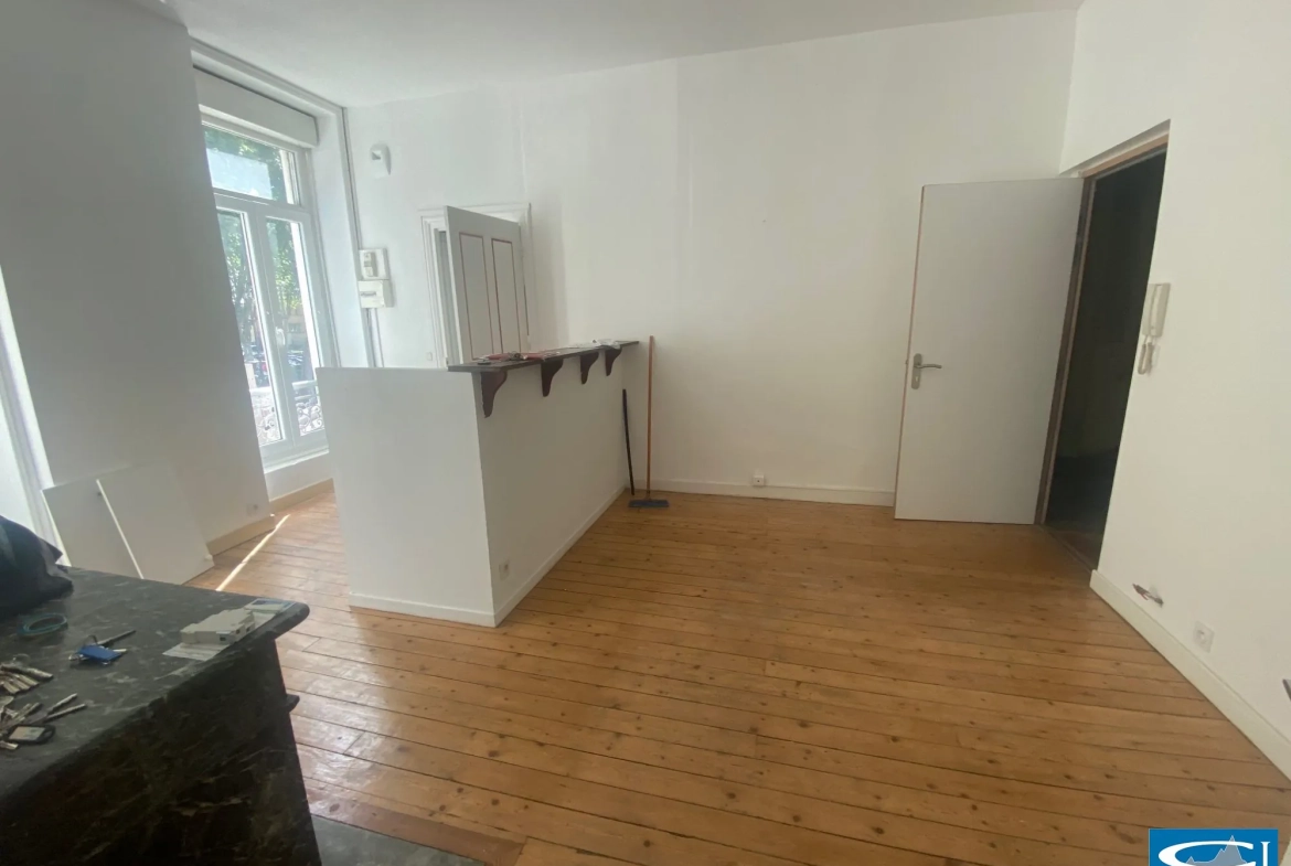Appartement T1/2 avec balcon au 1er étage sur le quai Farconnet à Tournon-sur-Rhône 